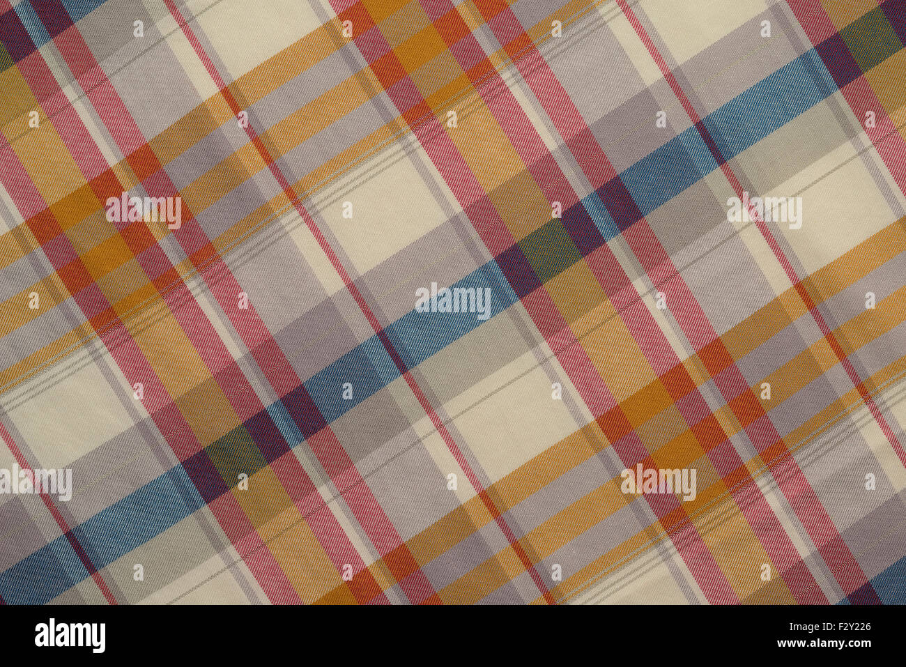 Sfondo di colore beige ,di rosso e di blu plaid tessuto, girato in studio. Foto Stock