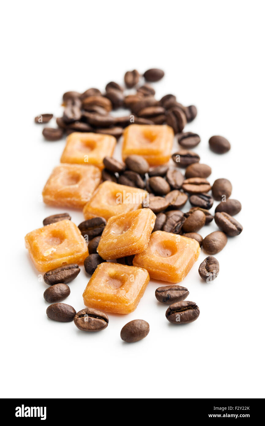 Caffè caramelle su sfondo bianco Foto Stock