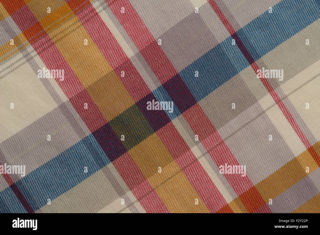 Sfondo di colore beige ,di rosso e di blu plaid tessuto, girato in studio. Foto Stock