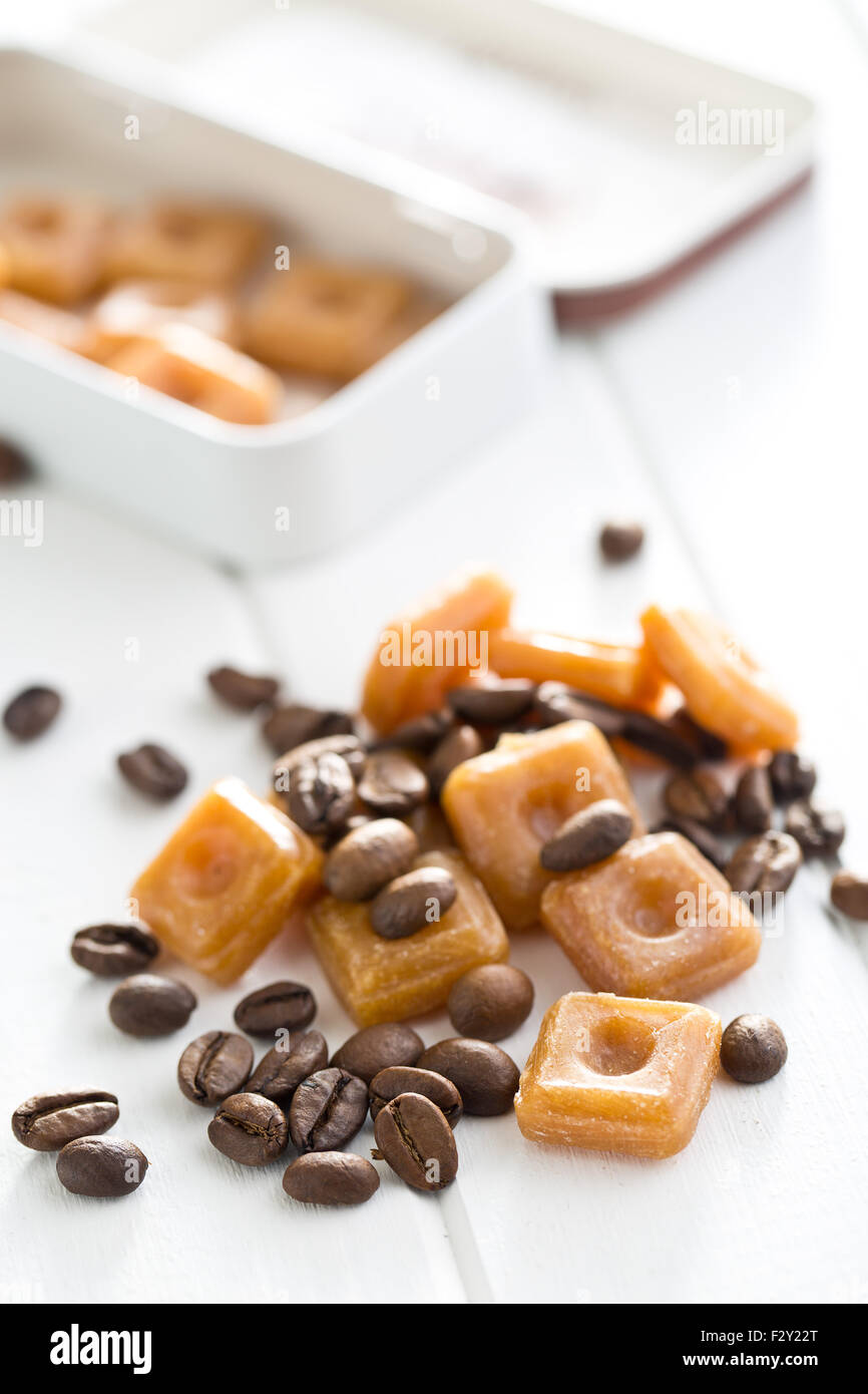 Caffè caramelle sul tavolo bianco Foto Stock