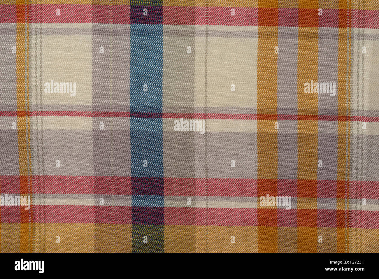 Sfondo di colore beige ,di rosso e di blu plaid tessuto, girato in studio. Foto Stock