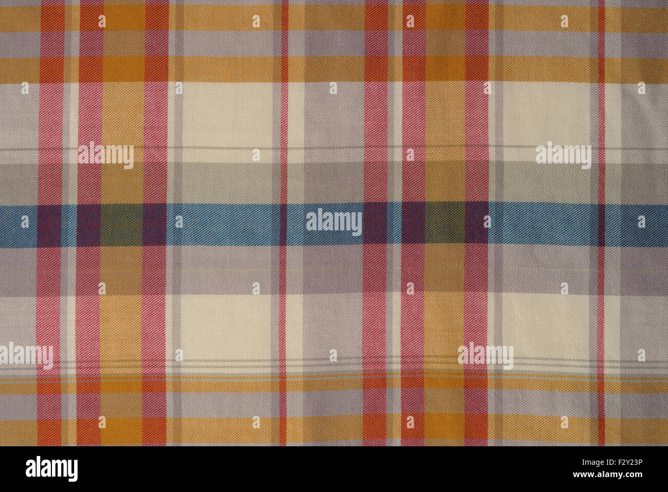 Sfondo di colore beige ,di rosso e di blu plaid tessuto, girato in studio. Foto Stock