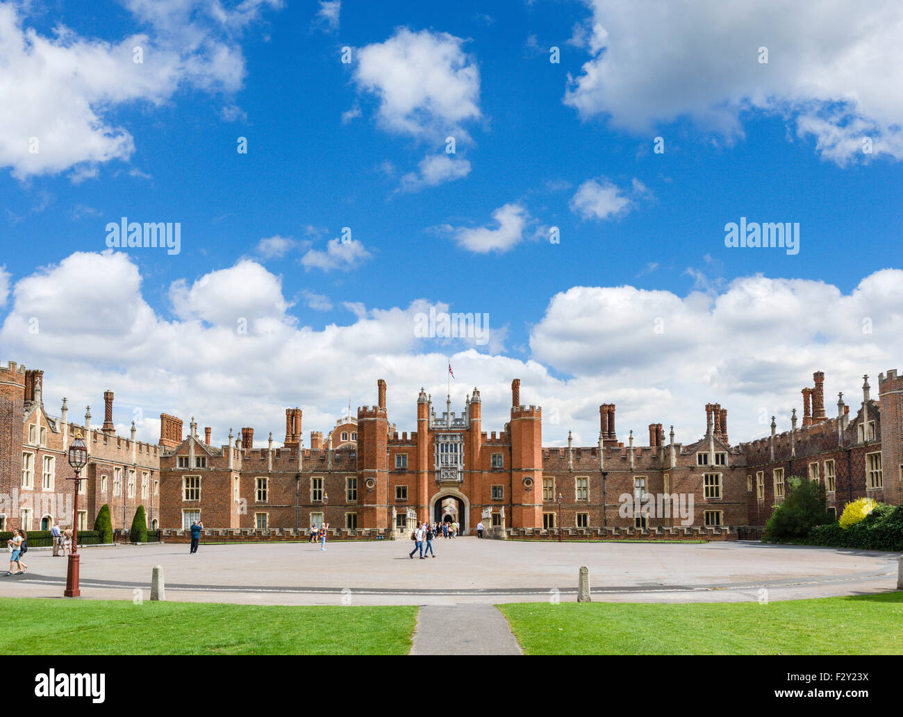 Il fronte ovest e ingresso principale di Hampton Court Palace, Richmond Upon Thames, London, England, Regno Unito Foto Stock