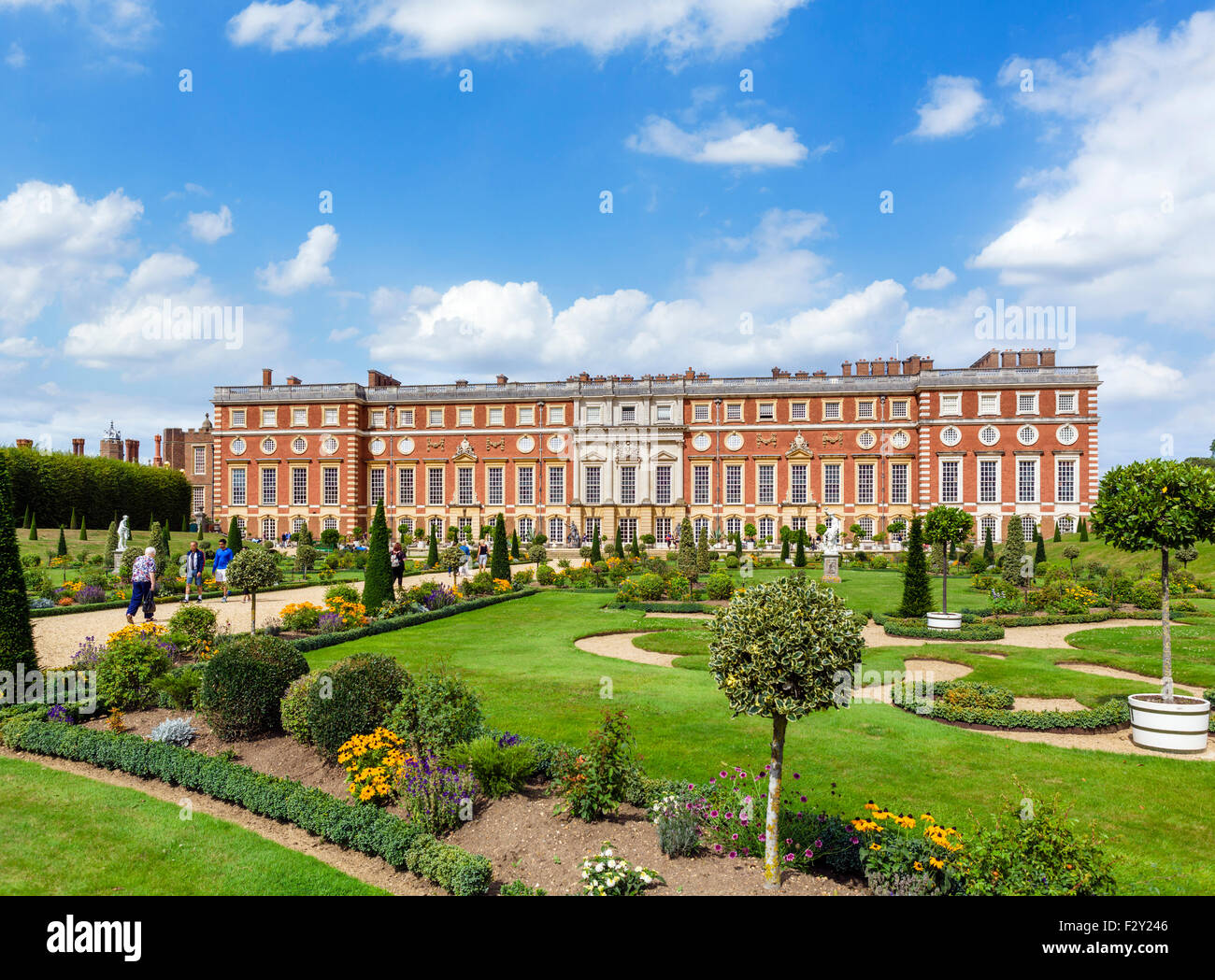 Fronte sud, da Sir Christopher Wren, vista dal giardino privato, Hampton Court Palace, Greater London, England, Regno Unito Foto Stock