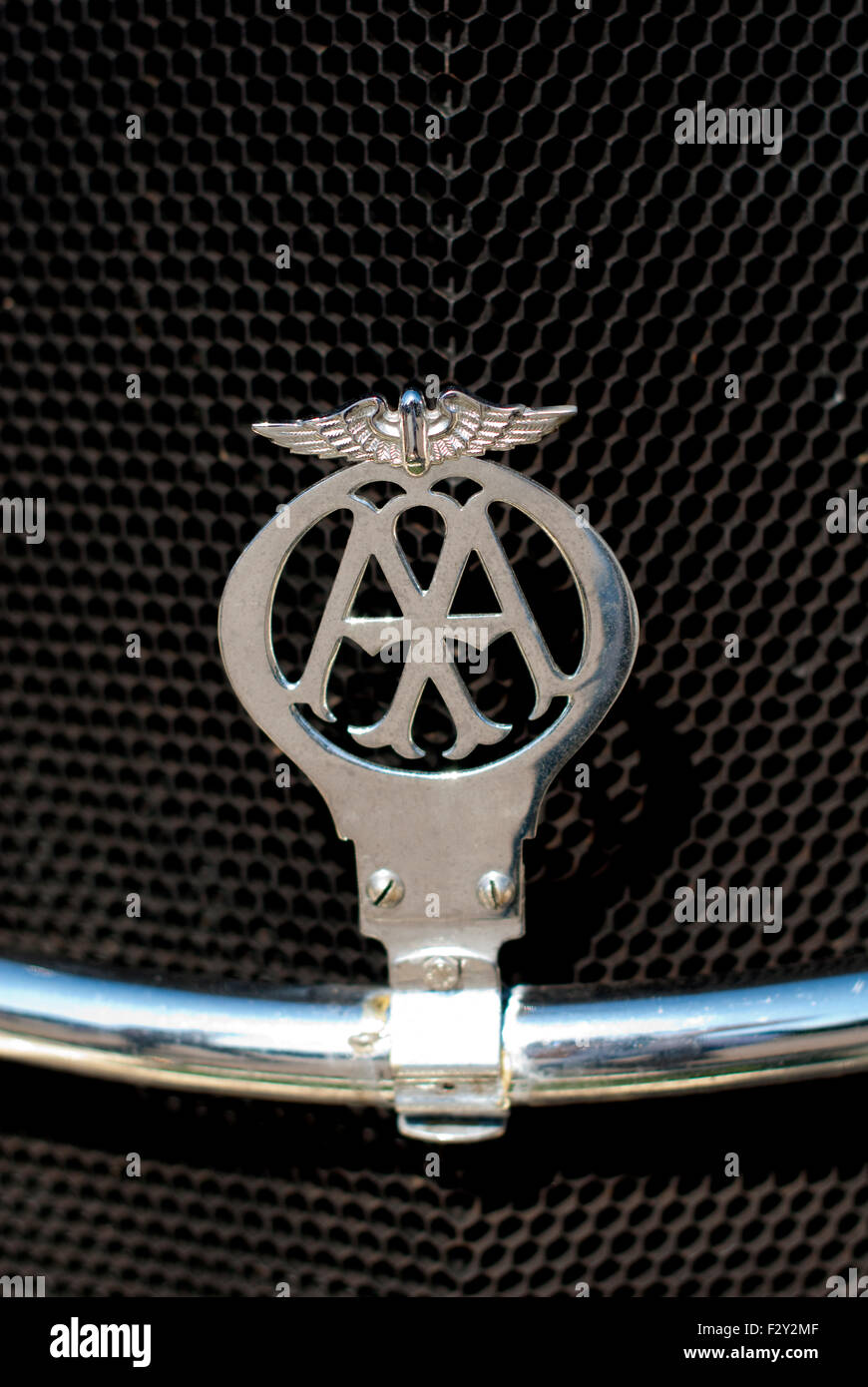 Chiudere l immagine di un emblema di auto per l'AA- Associazione automobilistica sulla griglia di un'auto d'epoca Foto Stock