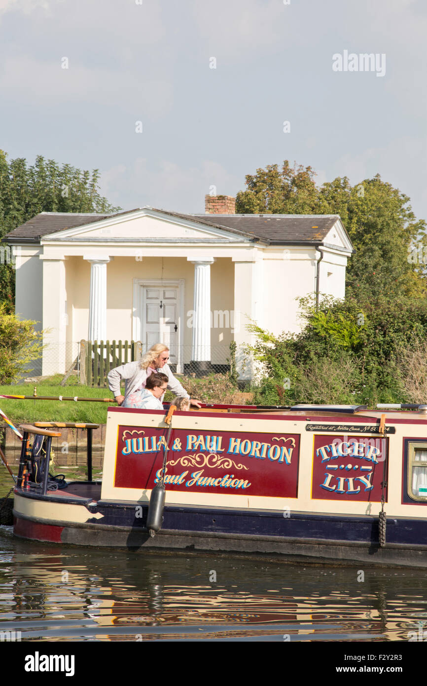 Gloucester e Nitidezza Canal Grande e il Ponte di ornati Keepers cottage vicino Frampton on severn, Gloucestershire, England, Regno Unito Foto Stock