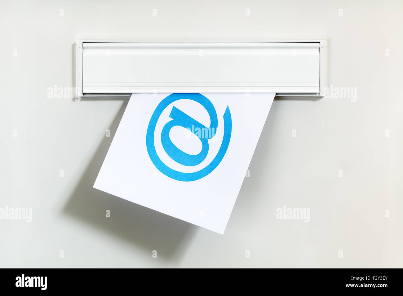 E-mail simbolo sulla lettera che viene erogata attraverso un concetto letterbox per la comunicazione internet, social media e contattaci Foto Stock