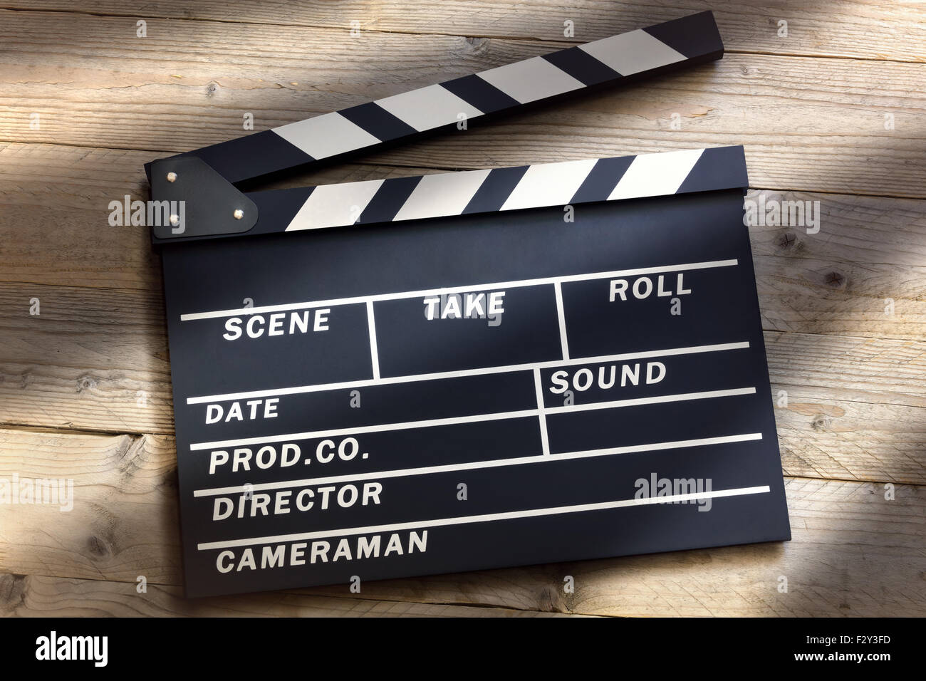 Film in ardesia o movie clapper di bordo su uno sfondo di legno Foto Stock