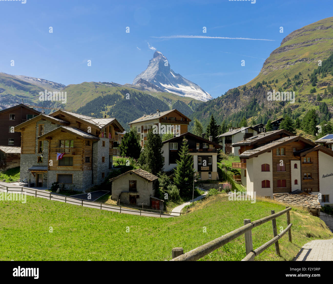 Matterhorn argille su alcune case di villaggio in Zermatt, Svizzera. Foto Stock