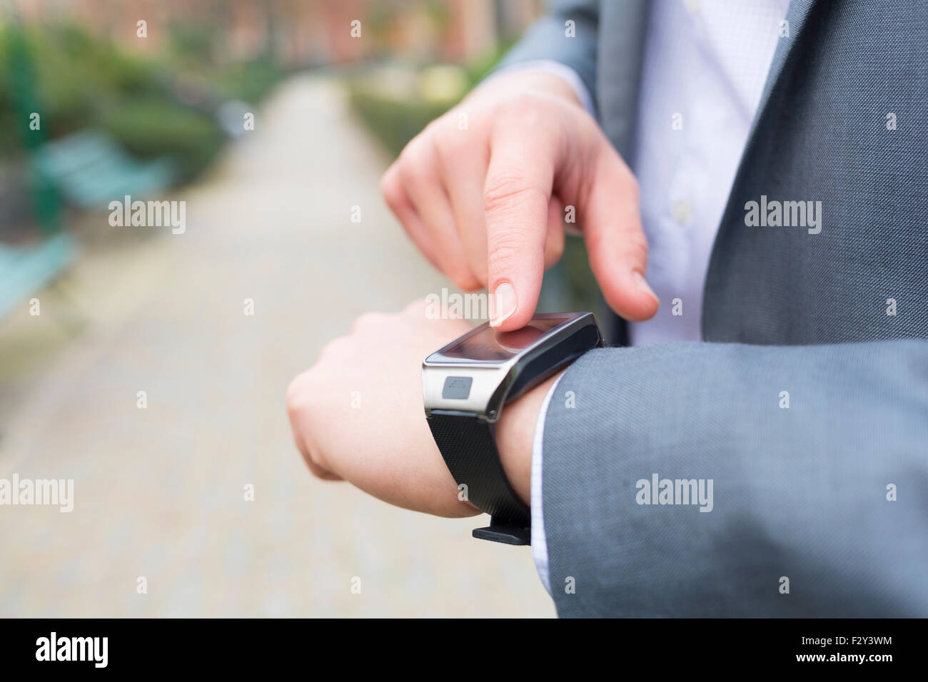 Uomo che utilizza un smartwatch. close-up le mani Foto Stock