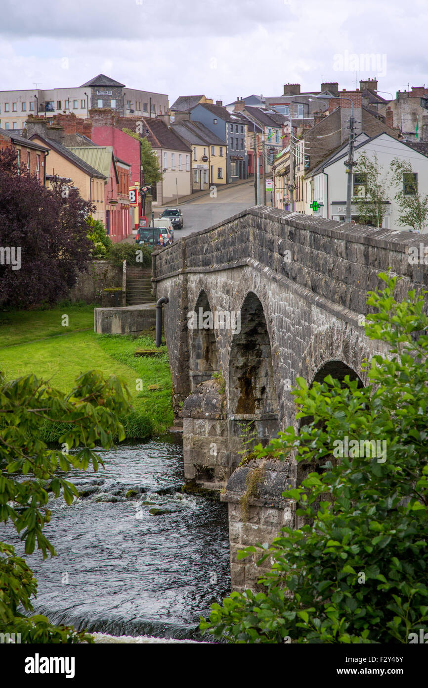 Kilconney ponte sul fiume Erne e città di Belturbet, nella contea di Cavan, Repubblica di Irlanda Foto Stock