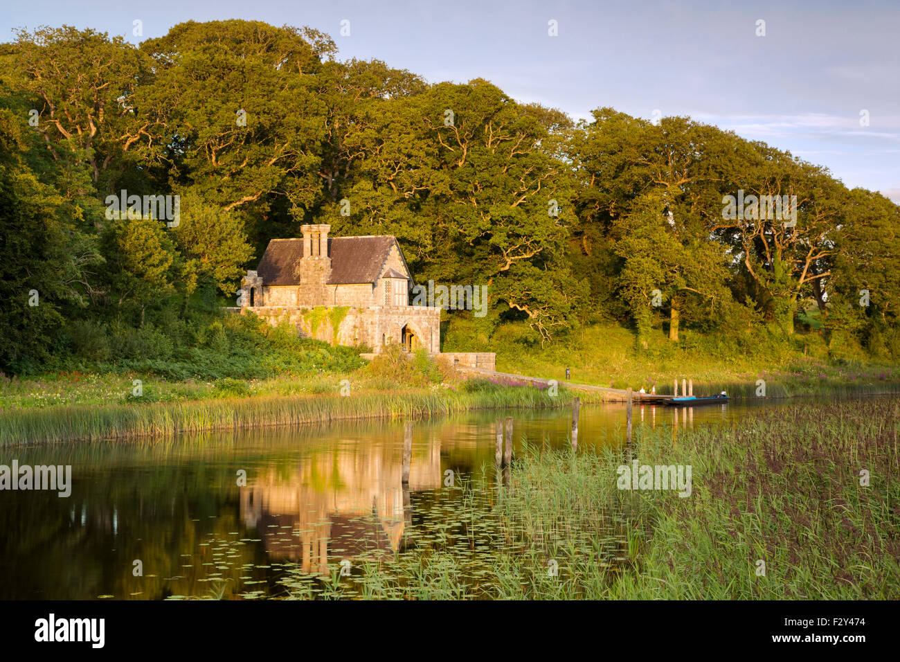 Il castello di Crom Boathouse lungo la parte superiore del Lough Erne, Irlanda del Nord, Regno Unito Foto Stock