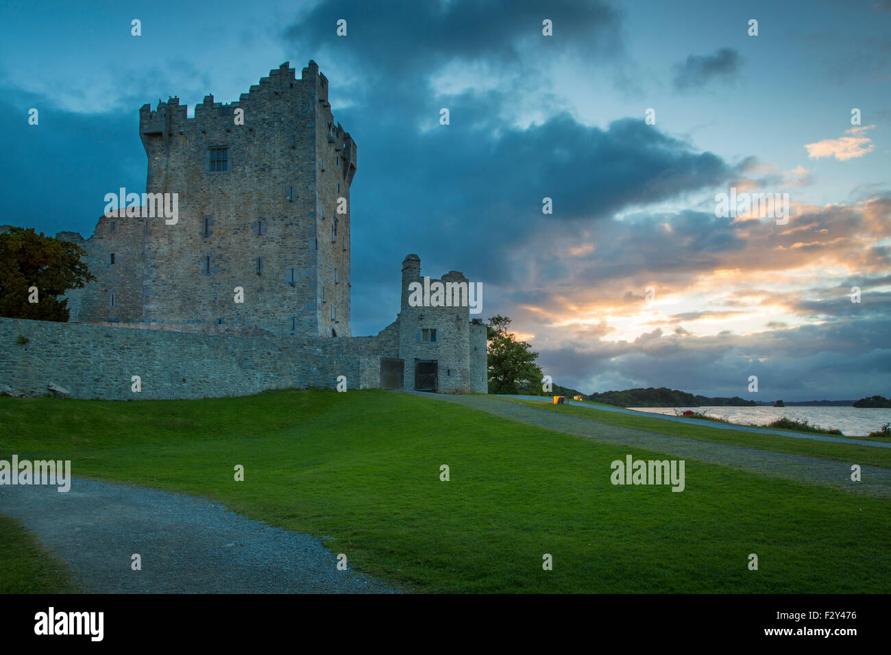Twilight oltre il Castello di Ross lungo il Lough Leane, Parco Nazionale di Killarney, nella contea di Kerry, Repubblica di Irlanda Foto Stock