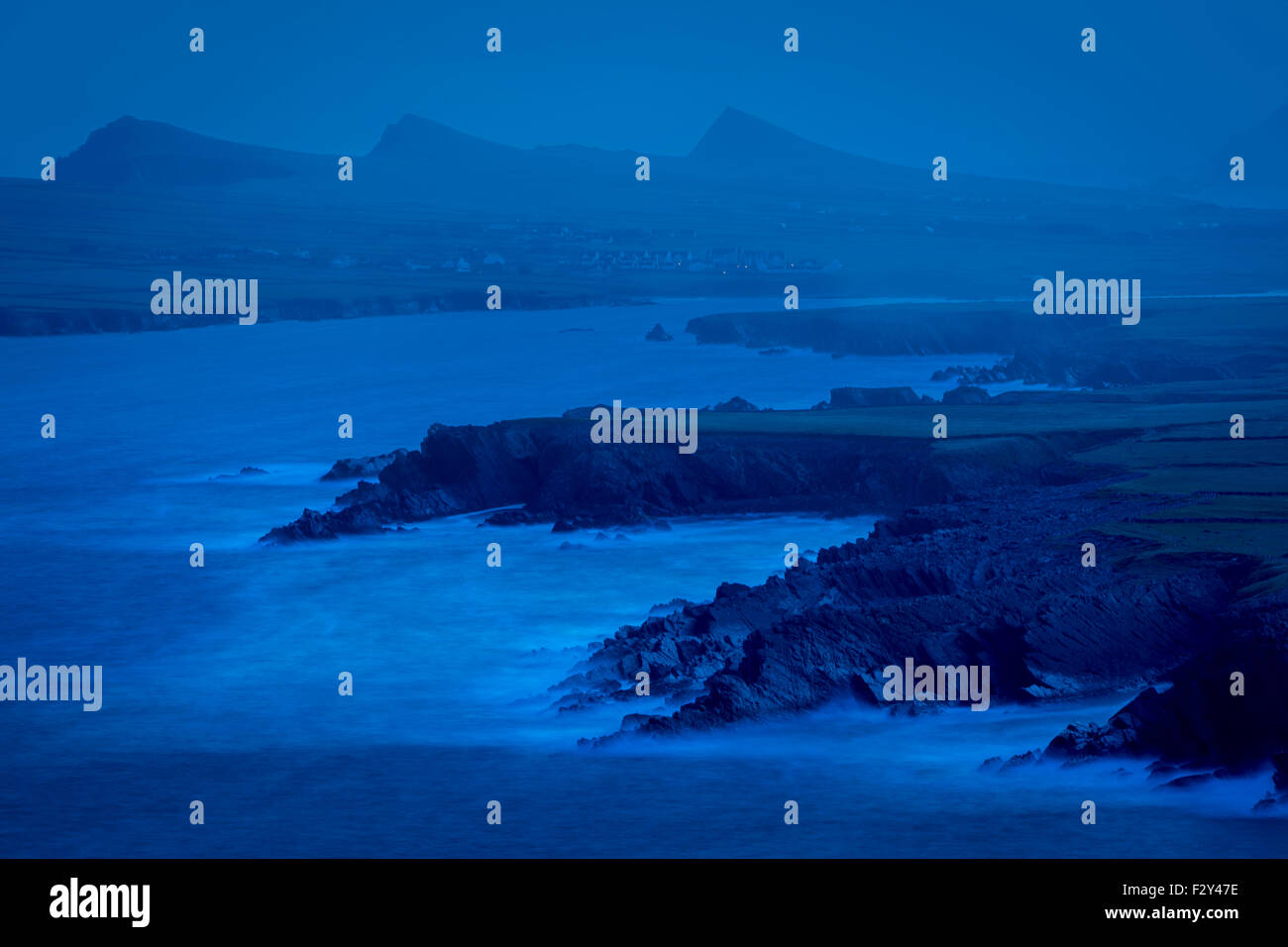 Pre-alba vista sulla baia di Ballyferriter, Sybil punto e i picchi delle Tre Sorelle, penisola di Dingle, nella contea di Kerry, Irlanda. Foto Stock