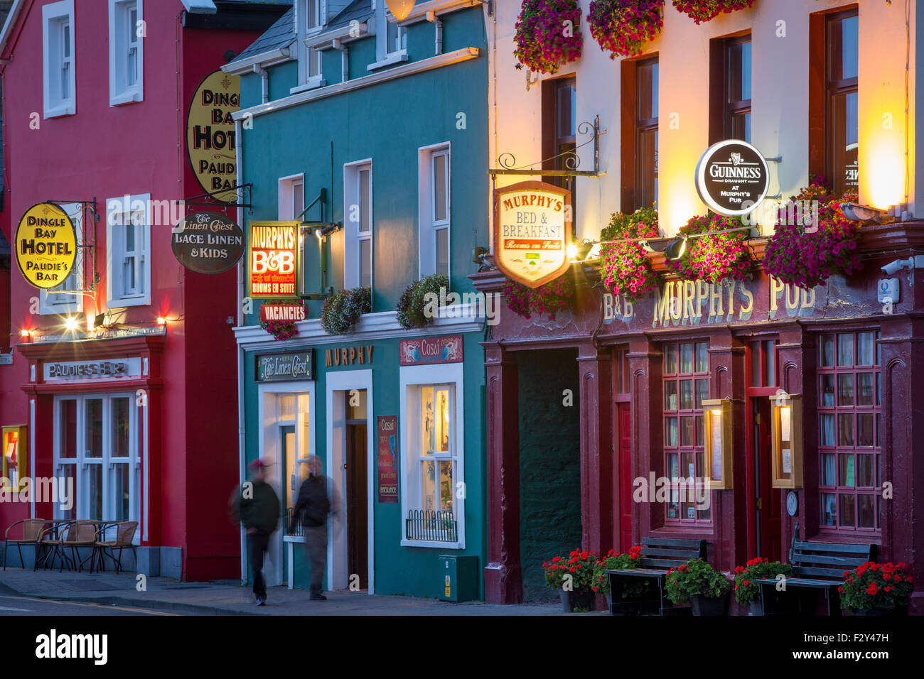 Pub lungo Strand Street, Dingle, nella contea di Kerry, Repubblica di Irlanda Foto Stock