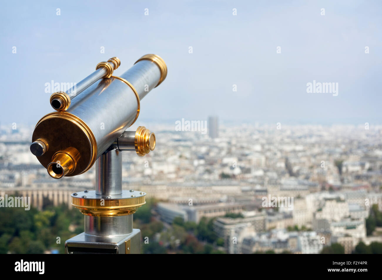 Turismo a gettone telescopio che si affacciava su una vista città Foto Stock