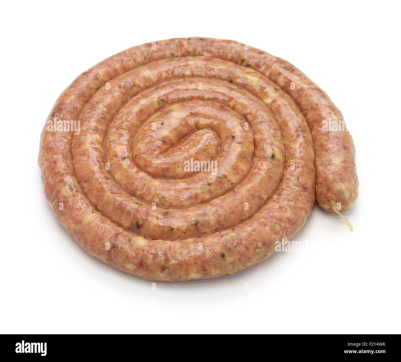 Materie salsicce Cumberland, spirale insaccato di suino isolati su sfondo bianco Foto Stock