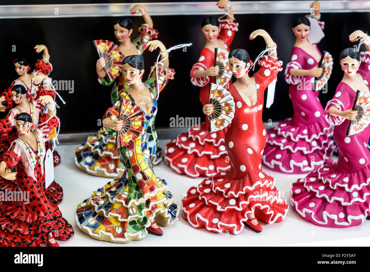 Madrid Spagna,Centro ispanico,Calle Gran Via,souvenir,negozio di articoli da regalo,figurine,ballerina di flamenco,traje de flamenca,abito,pallino,vetrina,Spain1507 Foto Stock