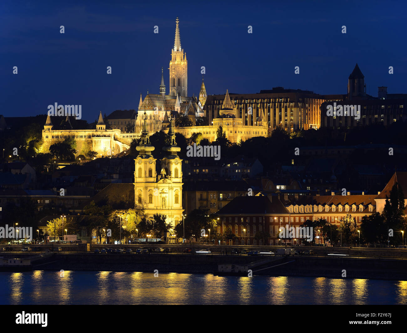 Vista notturna dal fiume Danubio della chiesa di San Mattia e il Bastione dei Pescatori. Budapest, Ungheria. Foto Stock