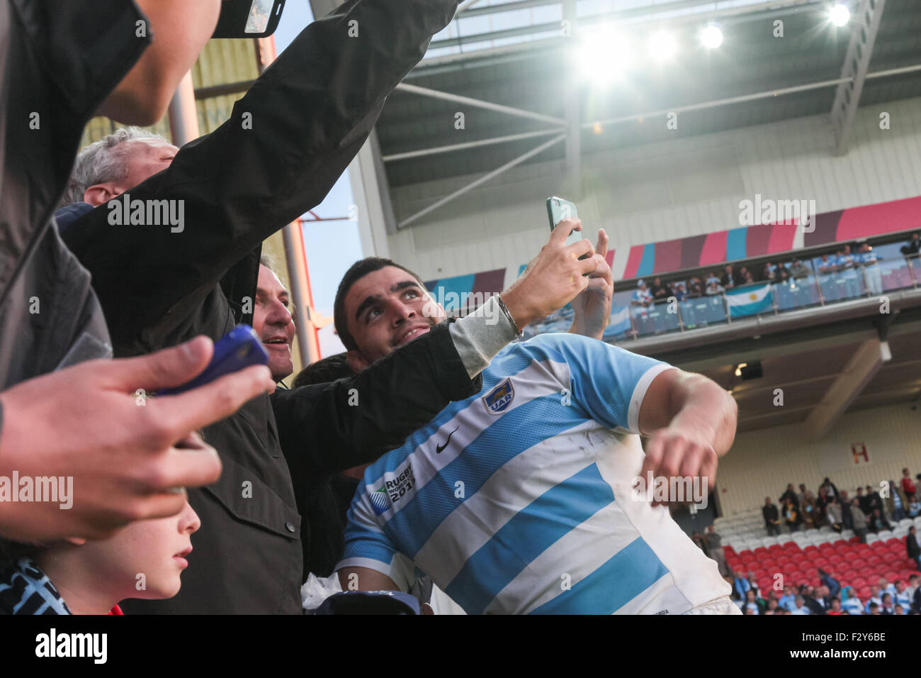 Coppa del Mondo di Rugby 2015 - Argentino giocatore di rugby Nahuel Tetaz Chaparro, con ventilatori pitchside dopo la vittoria contro la Georgia Foto Stock