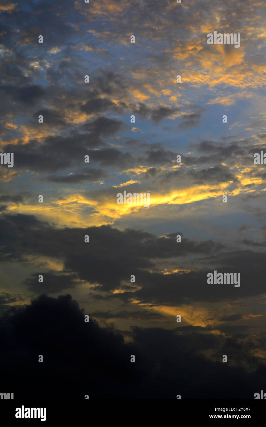Luce solare drammatica con vivide le nuvole in cielo. Foto Stock