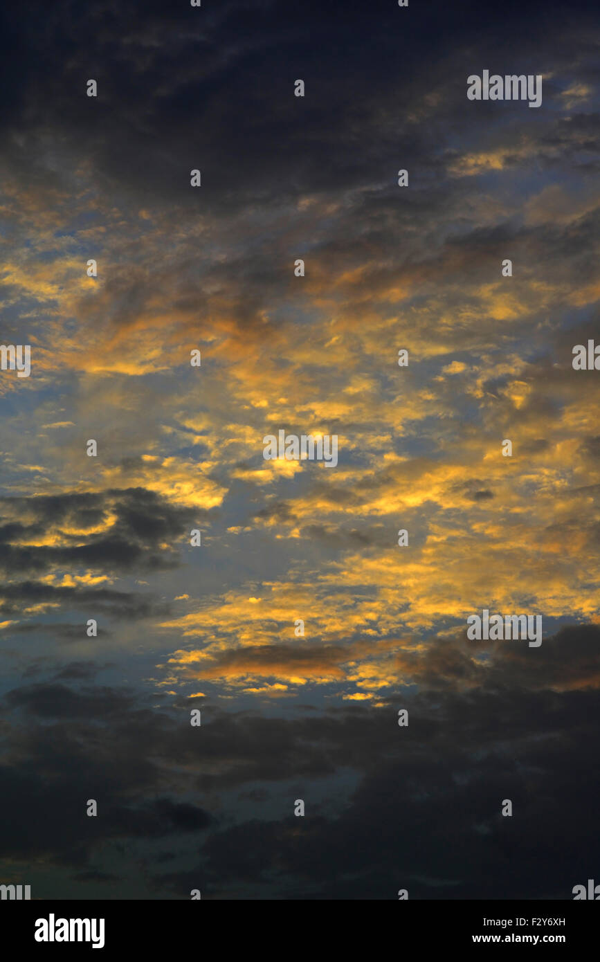Luce solare drammatica con vivide le nuvole in cielo. Foto Stock