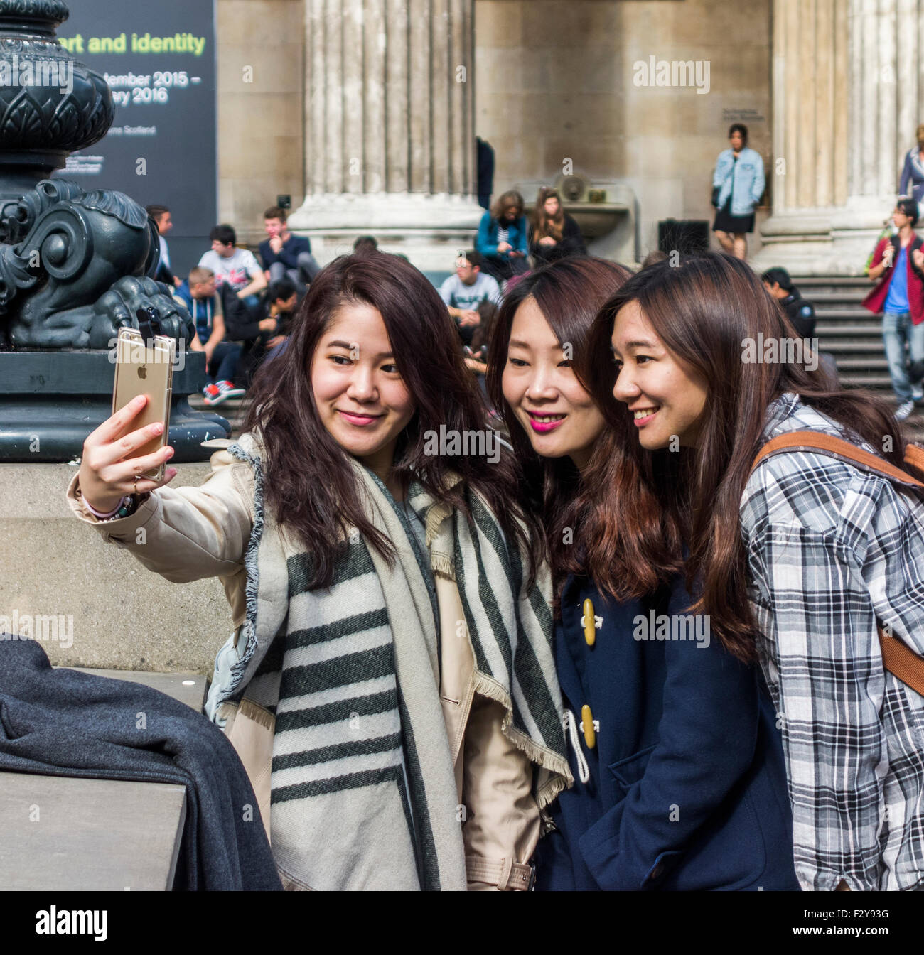 Le tre ragazze prendendo selfie davanti al British Museum di Londra, Inghilterra Foto Stock