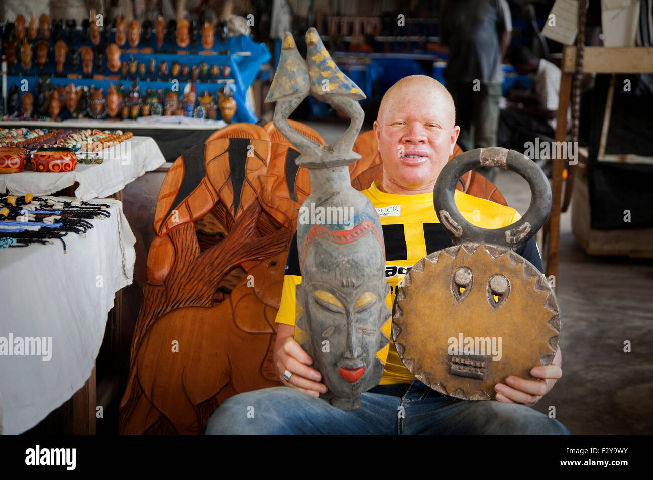 Albino in craft shop, Grand Bassam, Costa d'Avorio Foto Stock