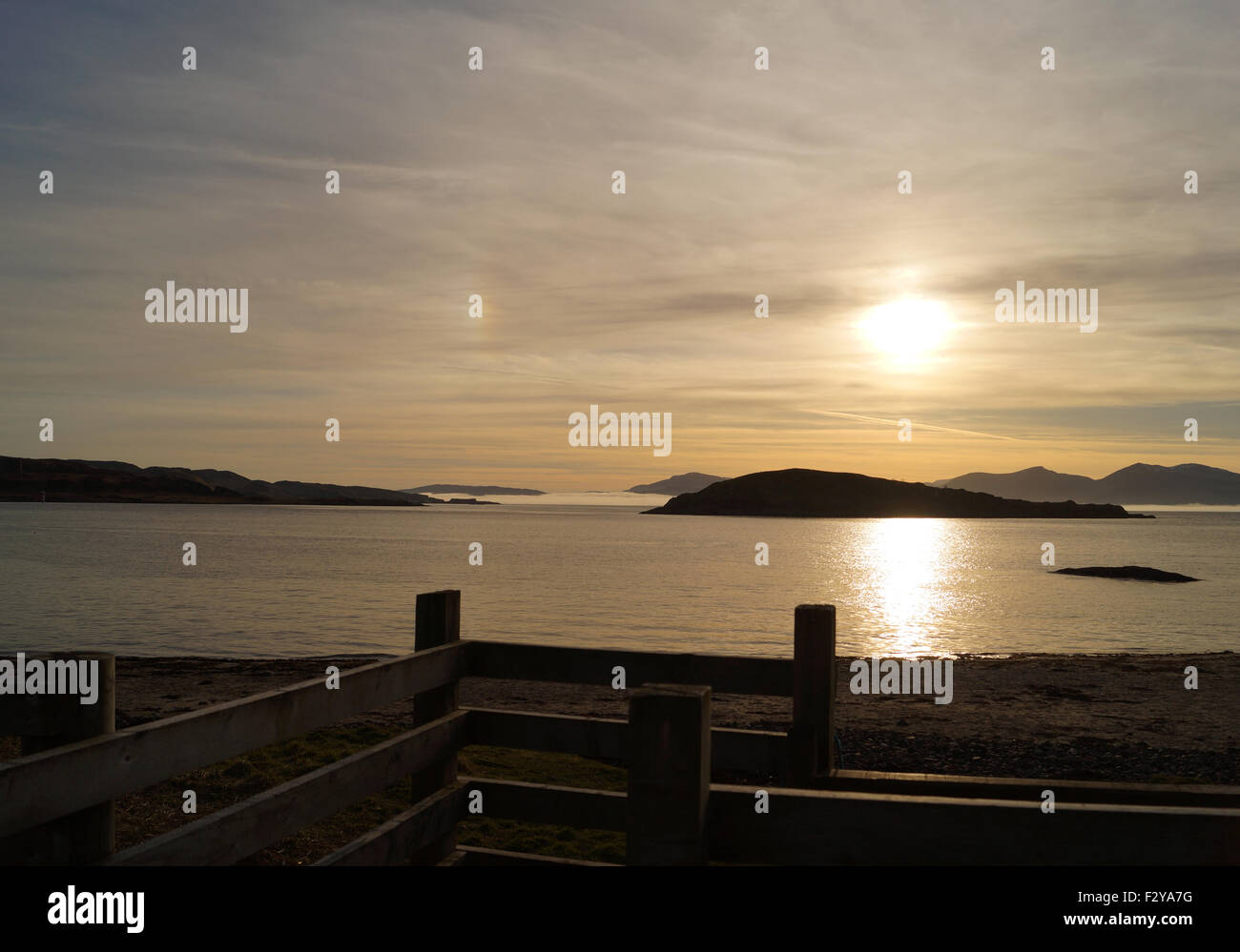 Vista da Oban spiaggia al tramonto sul mare con Sun andando verso il basso Foto Stock