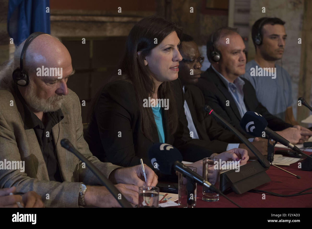 ZOE KONSTANTOPOULOU affronta i membri della stampa. Il presidente del parlamento greco Zoe Konstantopoulou chiamato una conferenza stampa per presentare il lavoro svolto dal debito greco Commissione della Verità, un'iniziativa che hanno preso in considerazione il debito pubblico questioni quali i termini si è contratta, come ha luogo, come è stato speso, nonché la legittimità del debito accordi. Xxv Sep, 2015. © Nikolas Georgiou/ZUMA filo/Alamy Live News Foto Stock