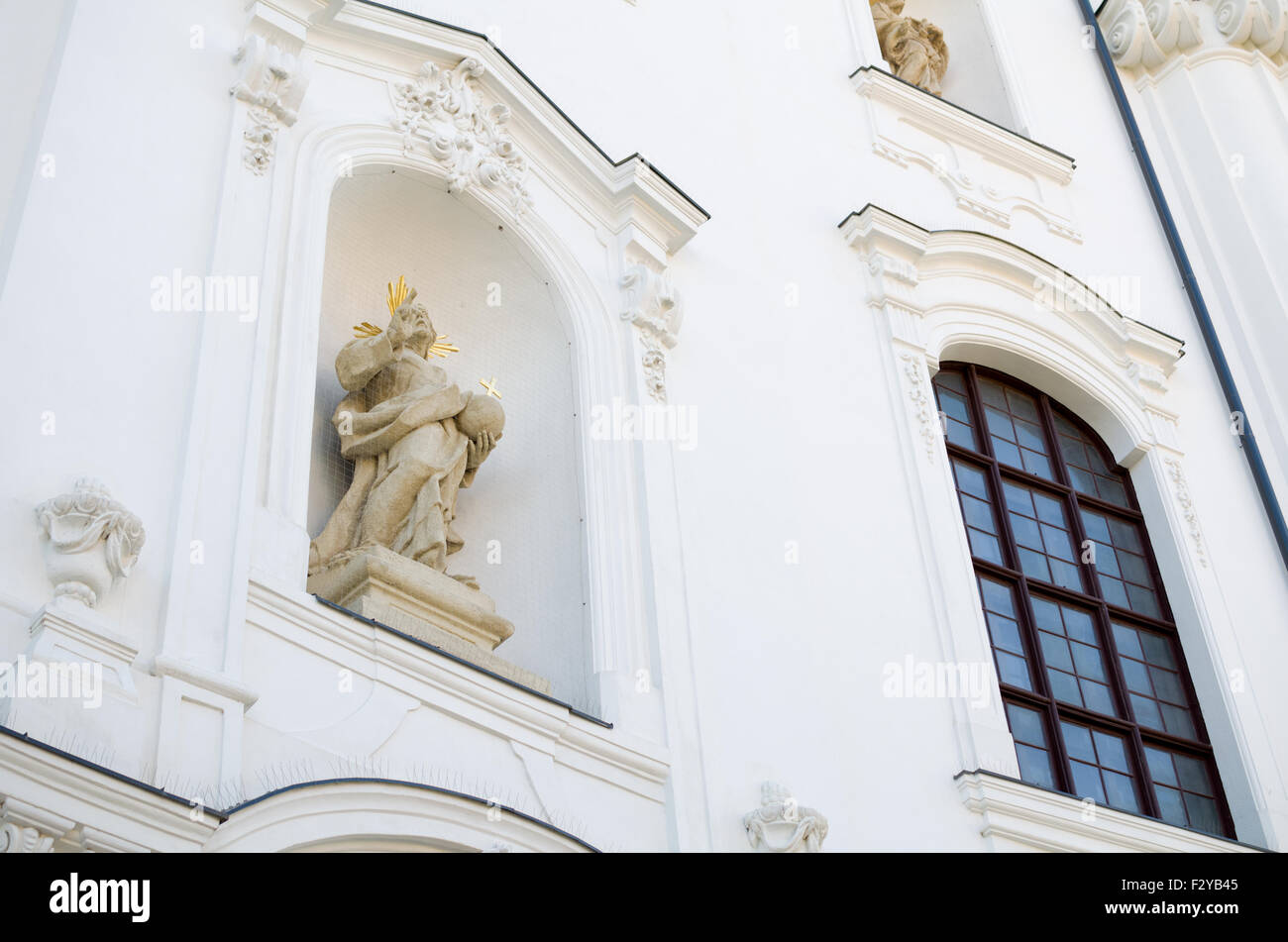 La statua di un santo nella facciata della chiesa Foto Stock