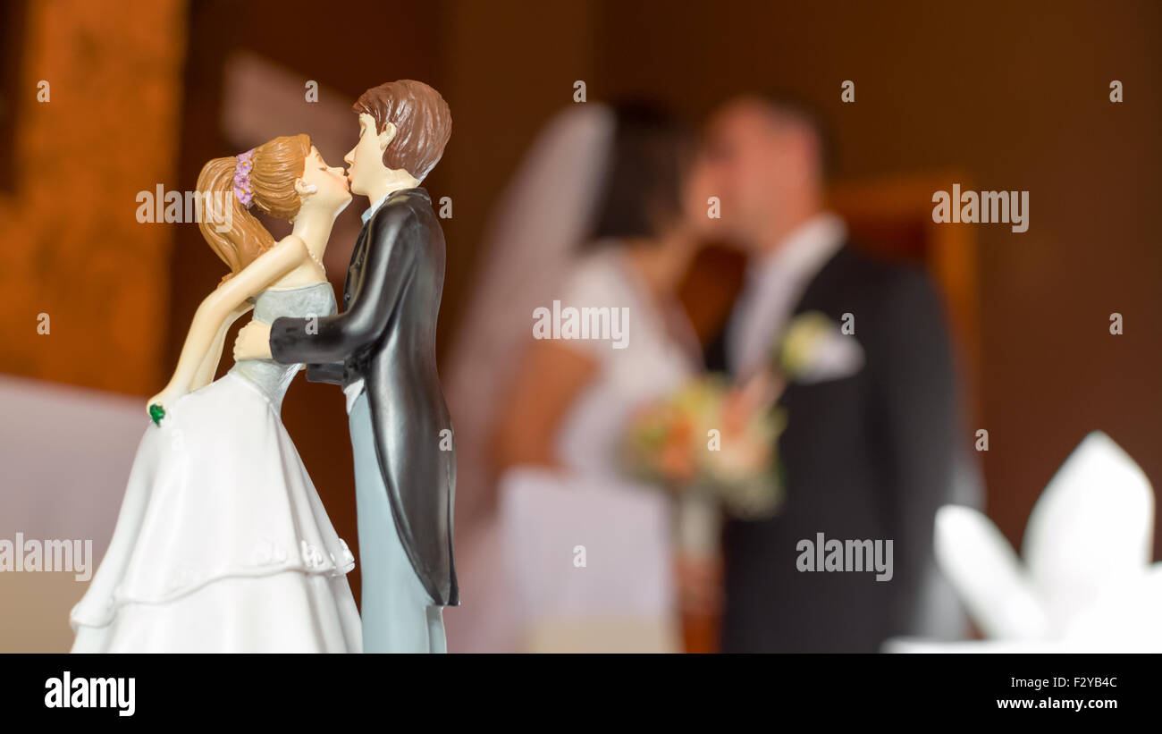 Bacio di nozze composizione di una figurina di matrimonio e sposa sposo coppia Foto Stock
