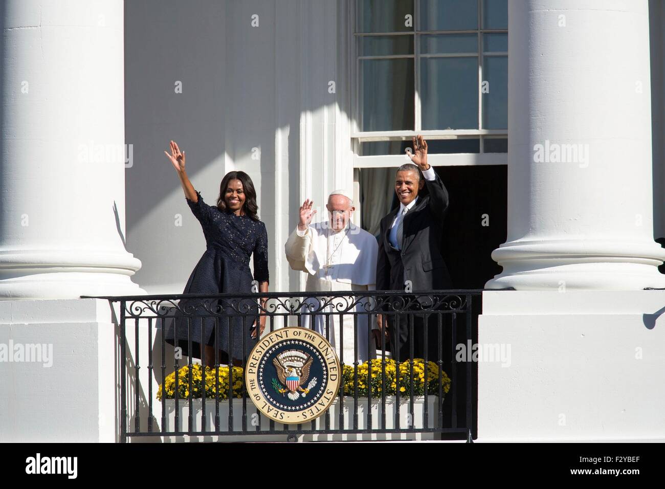 Stati Uniti Il presidente Barack Obama e la First Lady Michelle Obama e Papa Francesco onda da camera blu balcone dopo lo stato di cerimonia di arrivo sul prato Sud della Casa Bianca Settembre 23, 2015 a Washington, DC. Questa è la prima visita del Papa Francesco negli Stati Uniti. Foto Stock