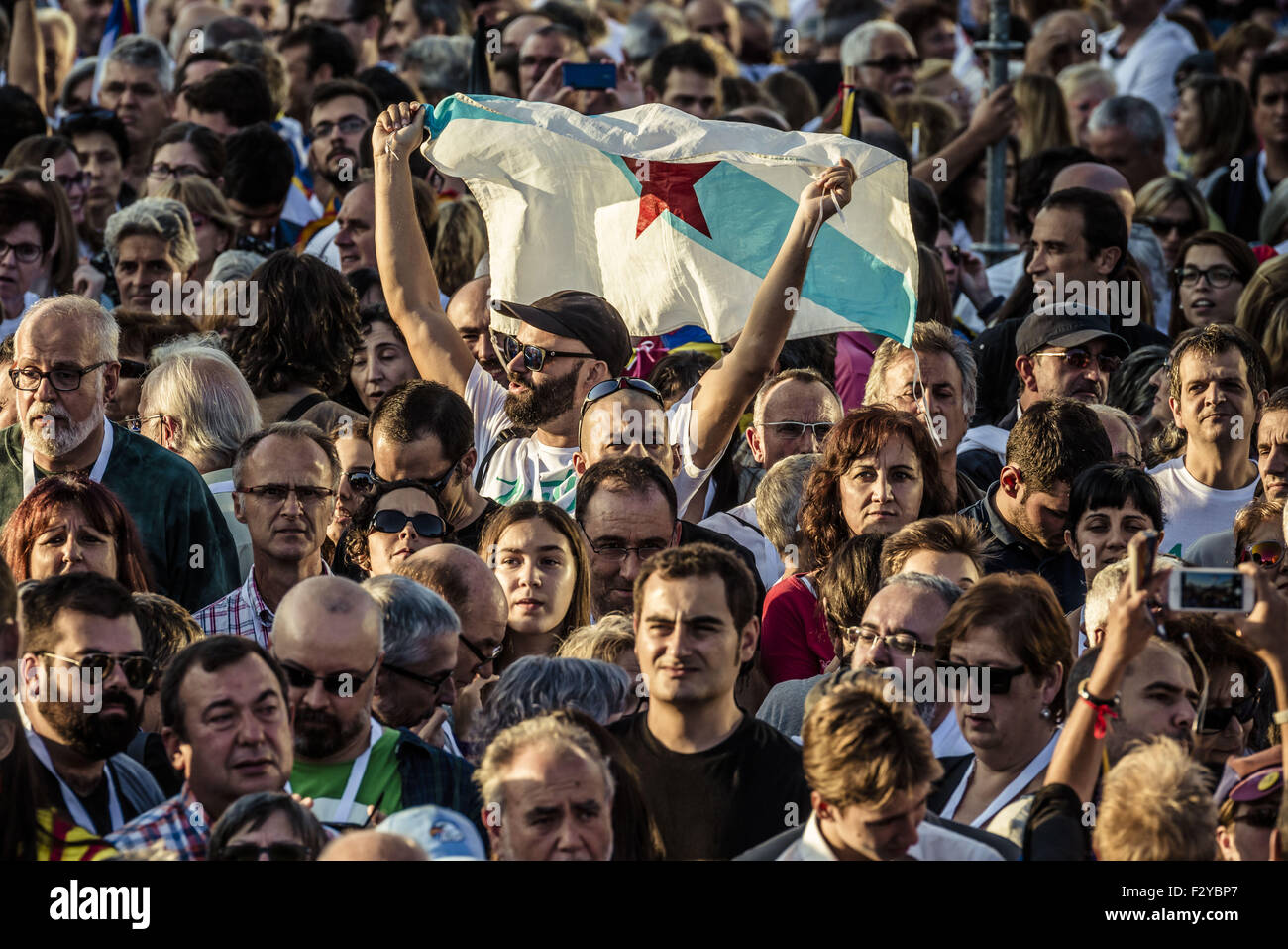 Barcellona, in Catalogna, Spagna. Xxv Sep, 2015. Un pro-indipendenza sostenitore solleva un galiziano pro-indipendenza bandiera durante la campagna finale di rally per il catalano elezioni autonoma del partito trasversale lista elettorale 'Junts pel Si' Credito: Matthias Oesterle/ZUMA filo/Alamy Live News Foto Stock