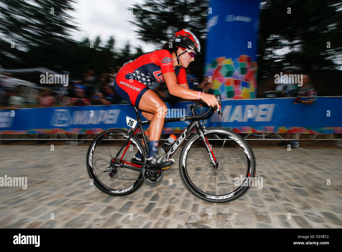 RICHMOND, Virginia, 25 settembre, 2015. Ciclista americano Chloe Dygert salite Libby Hill in Richmond's chiesa storica collina quartiere. durante il 64,9-chilometro junior donne gara su strada a 2015 strada UCI Campionati del mondo. Da Brownsburg, Indiana, 18-anno vecchio Dygert è andato a vincere la gara. Credito: Ironstring/Alamy Live News Foto Stock