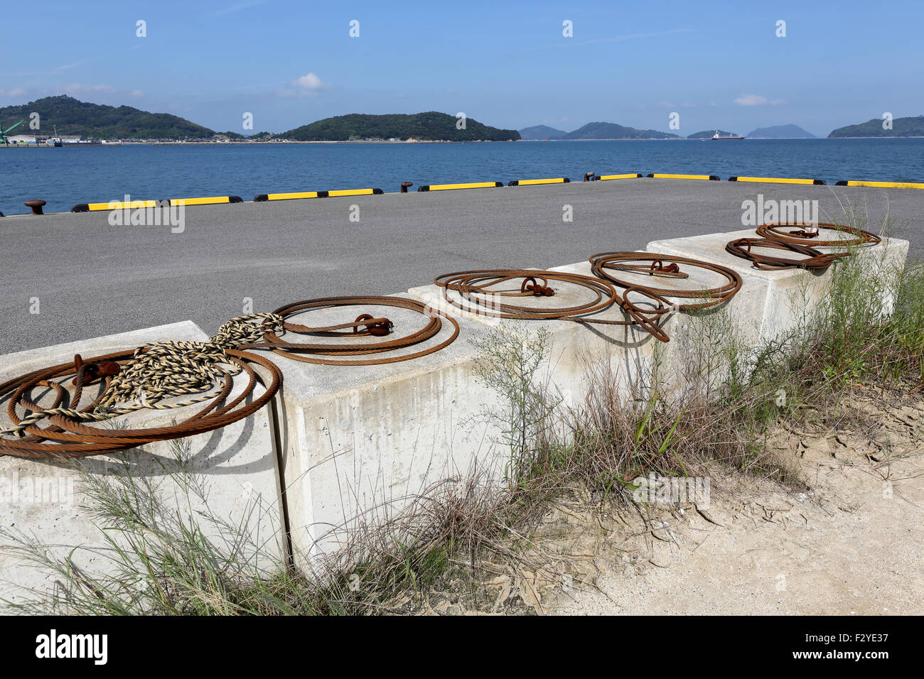 Abbandonato di calcestruzzo mattone contro un cielo blu Foto Stock