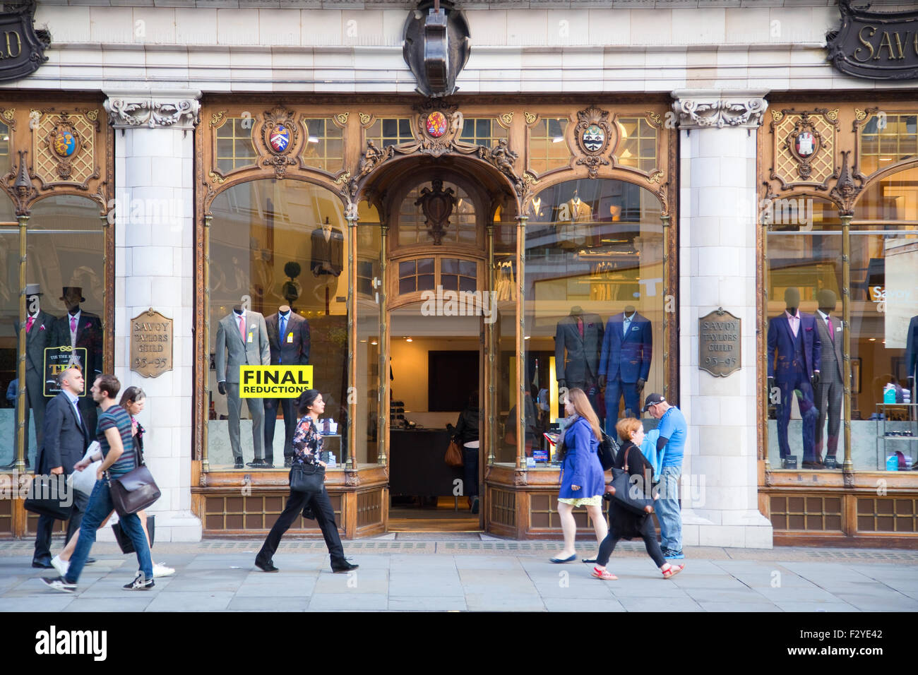 Londra - 2 settembre: l'esterno del Savoy taylors su settembre 2nd, 2015 a Londra, Inghilterra, Regno Unito. Il Savoy è uno dei Foto Stock