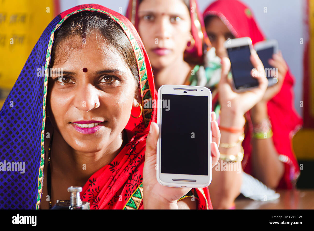 3 indiano donna rurale lavoratore mobile su misura la qualità del telefono mostra Foto Stock