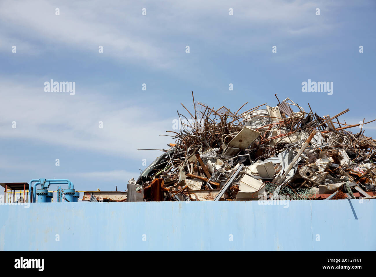 Mucchio di rottami di metallo in un impianto di riciclaggio Foto Stock