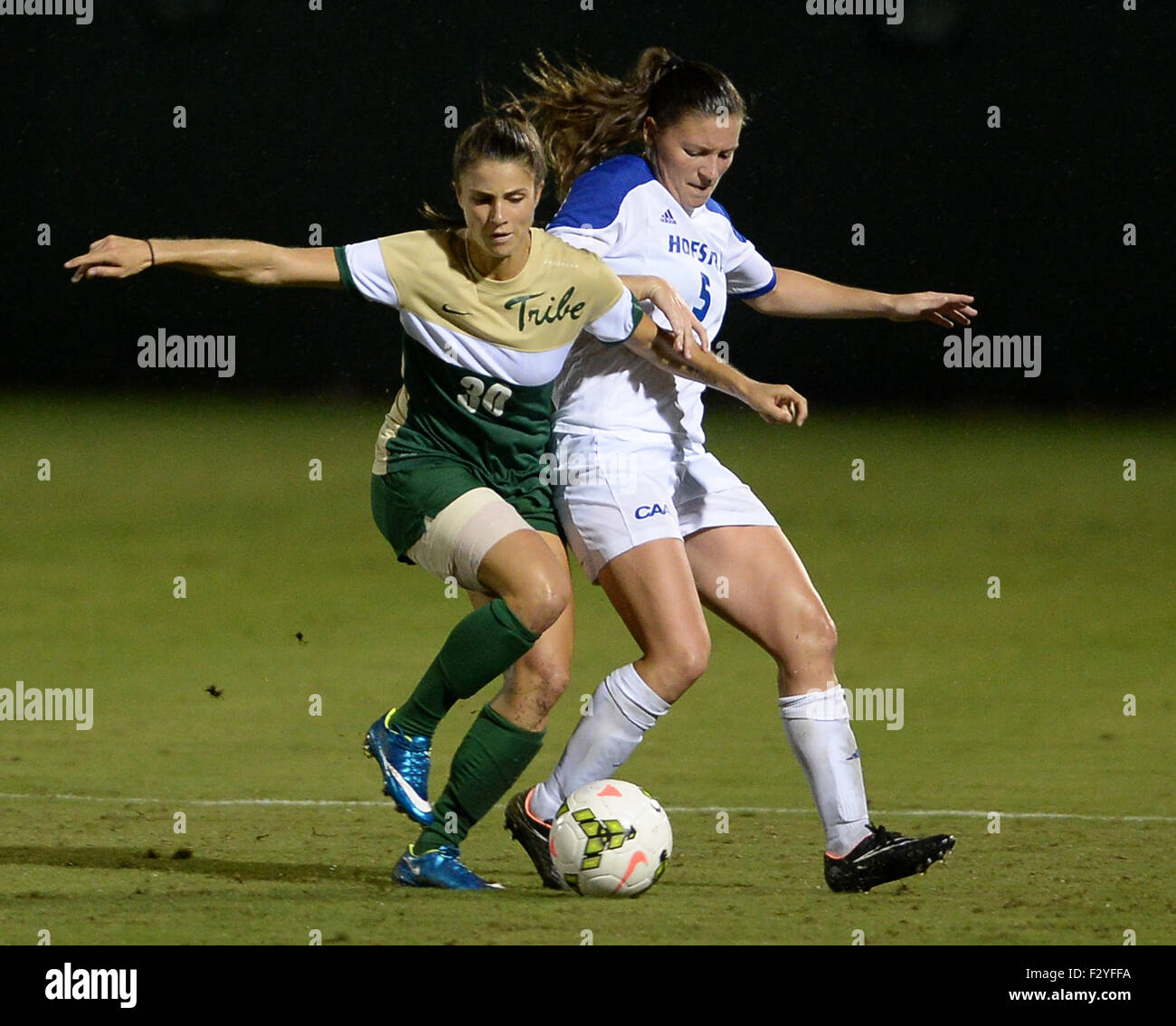 Williamsburg, VA, Stati Uniti d'America. Xxv Sep, 2015. 20150925 - William e Maria avanti Leci Irvin (30) e Hofstra centrocampista Jill Mulholland (5) battaglia per la palla nella prima metà alla famiglia Martin Stadium di Williamsburg, Virginia Hofstra sconfitto William e Maria, 2-1. © Chuck Myers/ZUMA filo/Alamy Live News Foto Stock