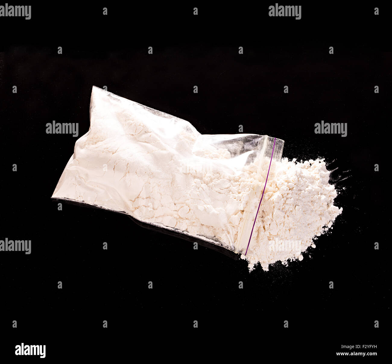 La polvere del farmaco close-up su uno sfondo nero. Foto Stock