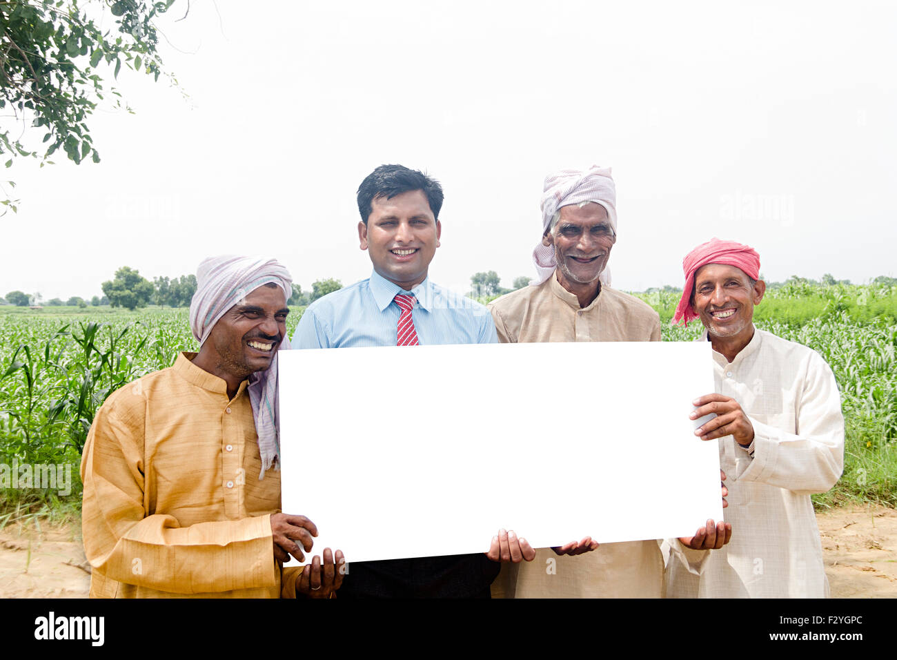 4 rurale indiano Business Man e agricoltore farm bacheca mostrando Foto Stock