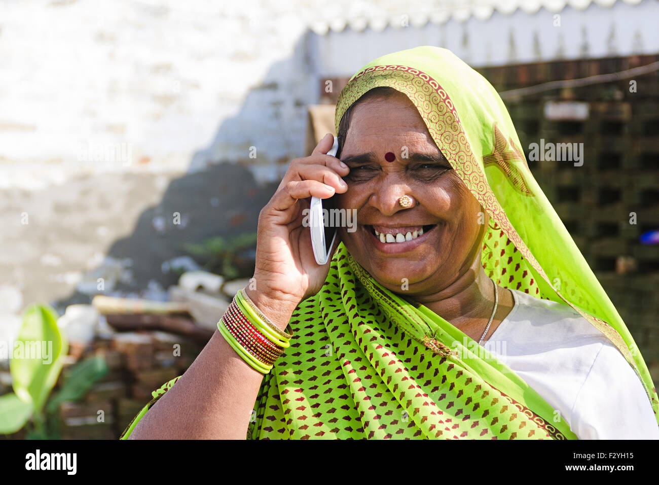 1 rurale indiano donna Senior parlando del telefono mobile Foto Stock