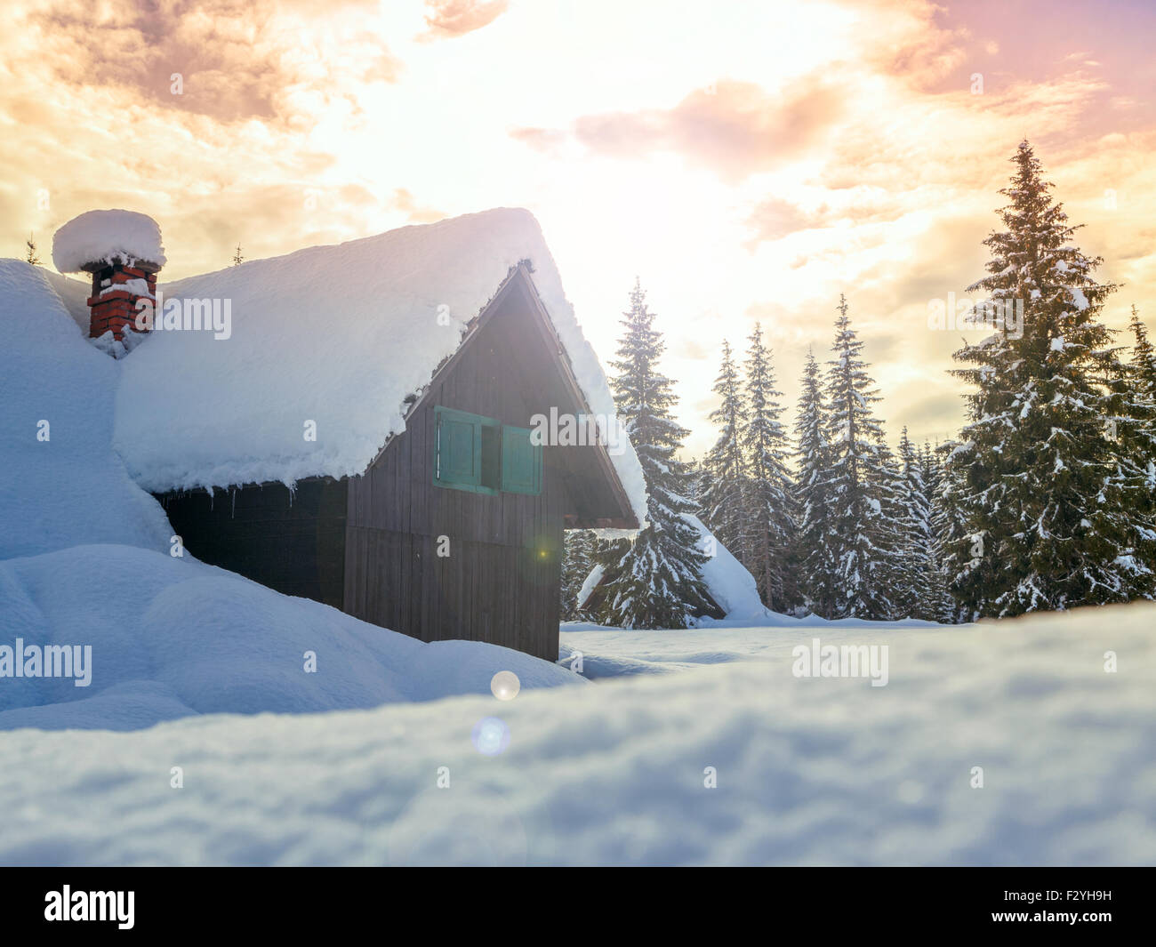 Inverno Casa per le vacanze in slovenia alpi-Europa Foto Stock