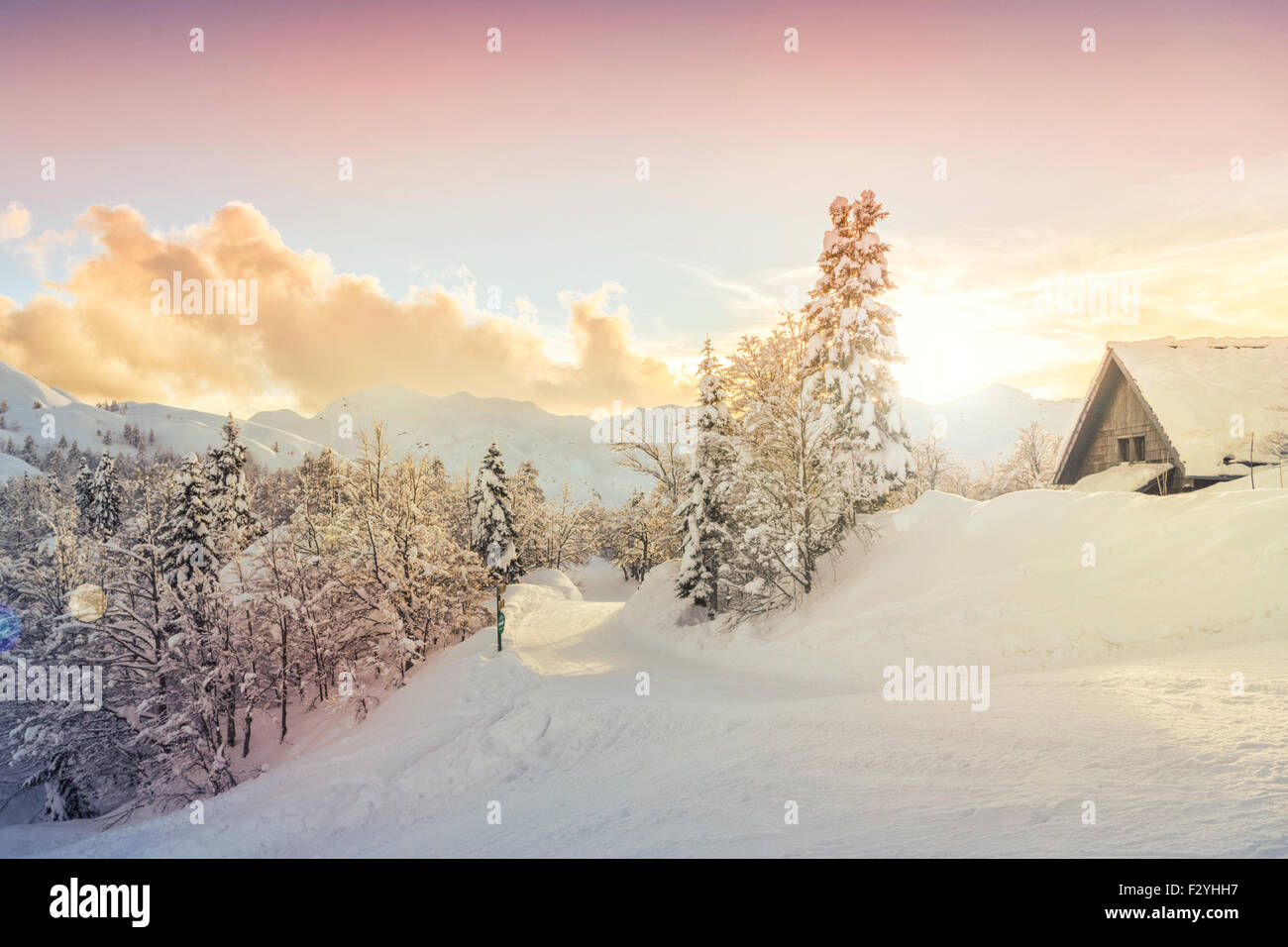 Inverno Casa per le vacanze in slovenia alpi-Europa Foto Stock