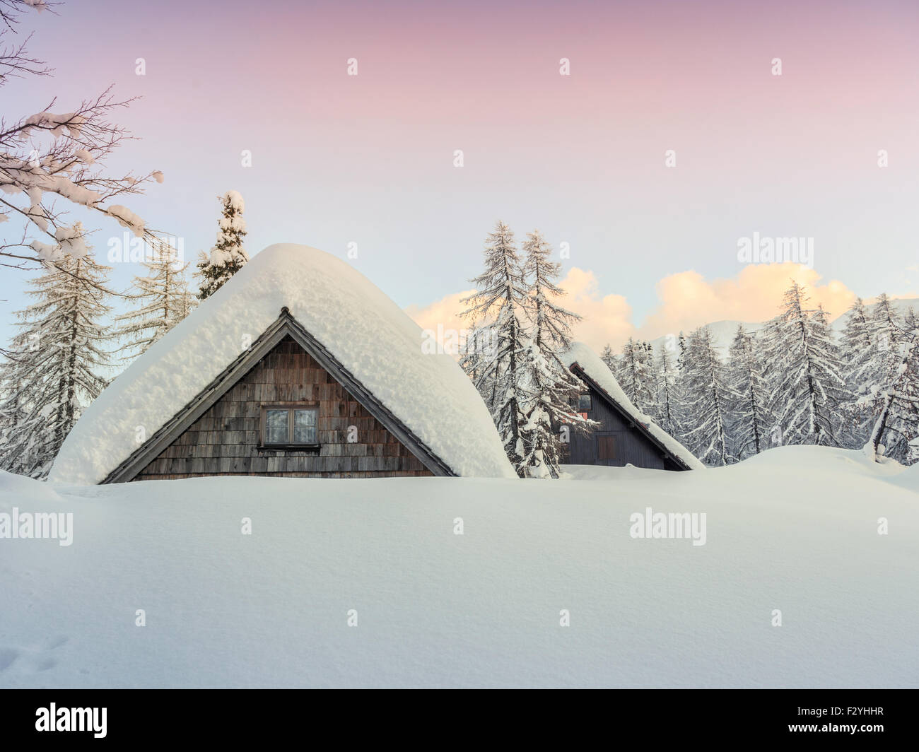 Inverno Casa per le vacanze in slovenia alpi-Europa Foto Stock