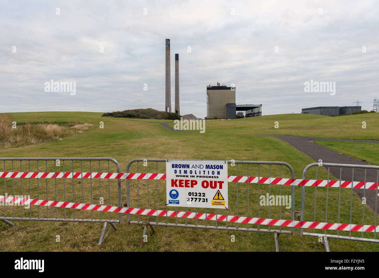 Cockenzie, Scotland, Regno Unito. 26 Sep, 2015. ScottishPower, East Lothian consiglio della polizia e la Scozia hanno confermato la demolizione della twin ciminiere presso l'ex Cockenzie Power Station site. La controllata di demolizione esplosiva è previsto di prendere posto a mezzogiorno di sabato 26 settembre. Immediatamente dopo la demolizione del camino, una seconda esplosione controllata sarà avviato a portare verso il basso la turbine hall struttura. Credito: Rob grigio/Alamy Live News Foto Stock