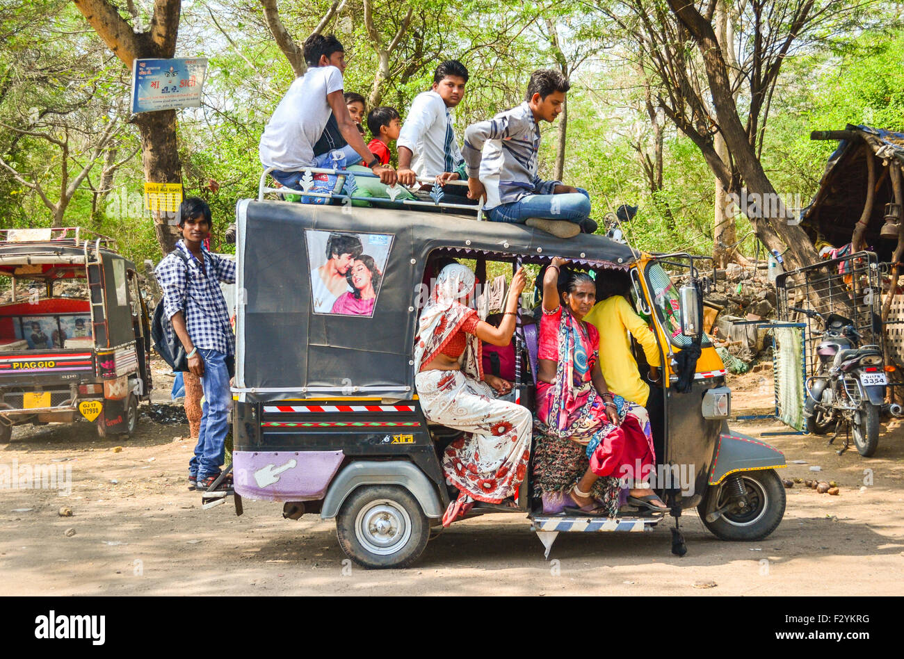 Un auto-rickshaw sovraccaricato con persone, costituendo una minaccia per i passeggeri e per gli utenti della strada in Gujarat, India Foto Stock