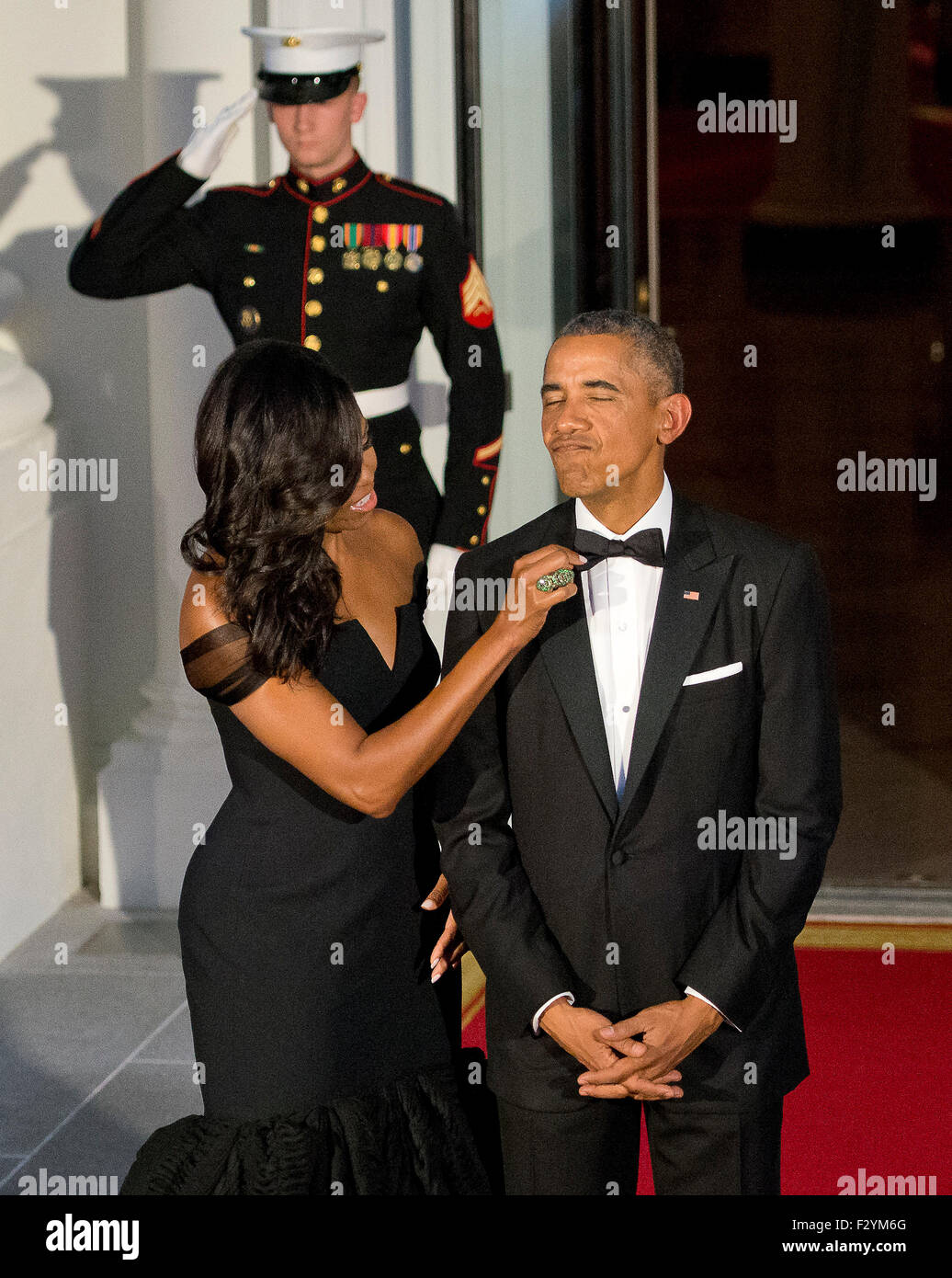 Washington DC, Stati Uniti d'America. Xxv Sep, 2015. La First Lady Michelle Obama regola il tirante del Presidente degli Stati Uniti Barack Obama come essi si preparano ad accogliere il Presidente XI Jinping di Cina e Madame Peng Liyuan ad uno stato la cena in loro onore sul portico Nord della Casa Bianca di Washington, DC il Venerdì, 25 settembre 2015. Credito: dpa picture alliance/Alamy Live News Foto Stock