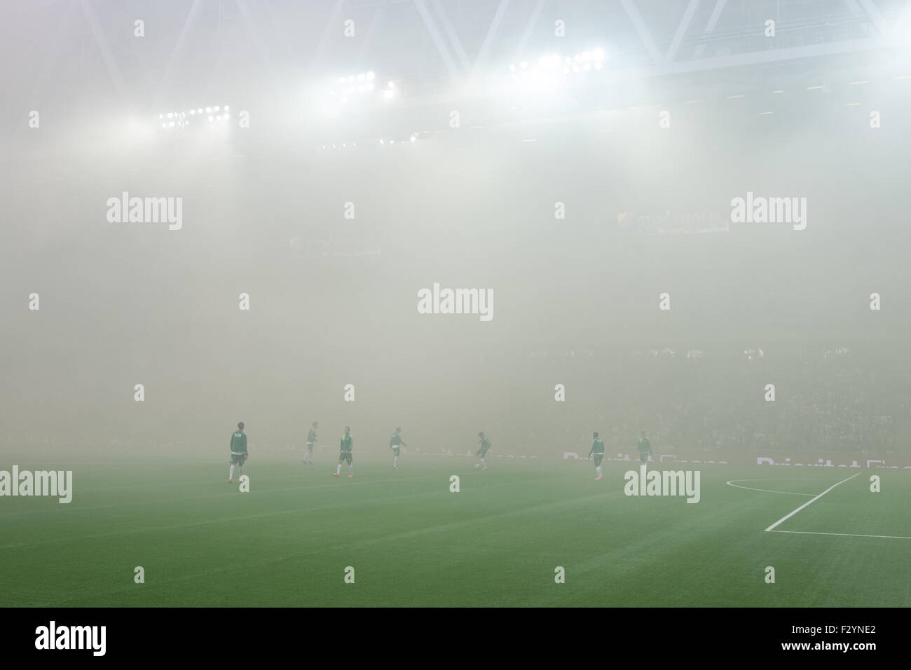 Temporanea interruzione durante una partita di calcio a causa di pyro spettacolo al derby tra Stoccolma rivali Djurgårdens se e Hammarby SE. Foto Stock